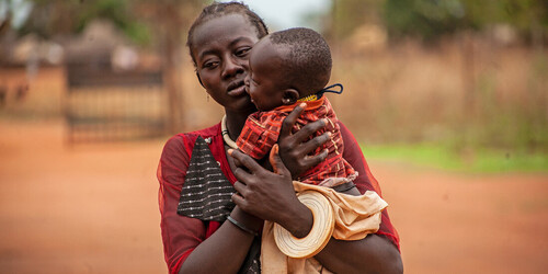 Eine Frau mit Kind im Südsudan (Symbolfoto) Eine Frau mit Kind im Südsudan (Symbolfoto)